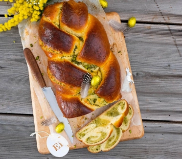 Osterzopf mit Mandel-Pistazien-Füllung